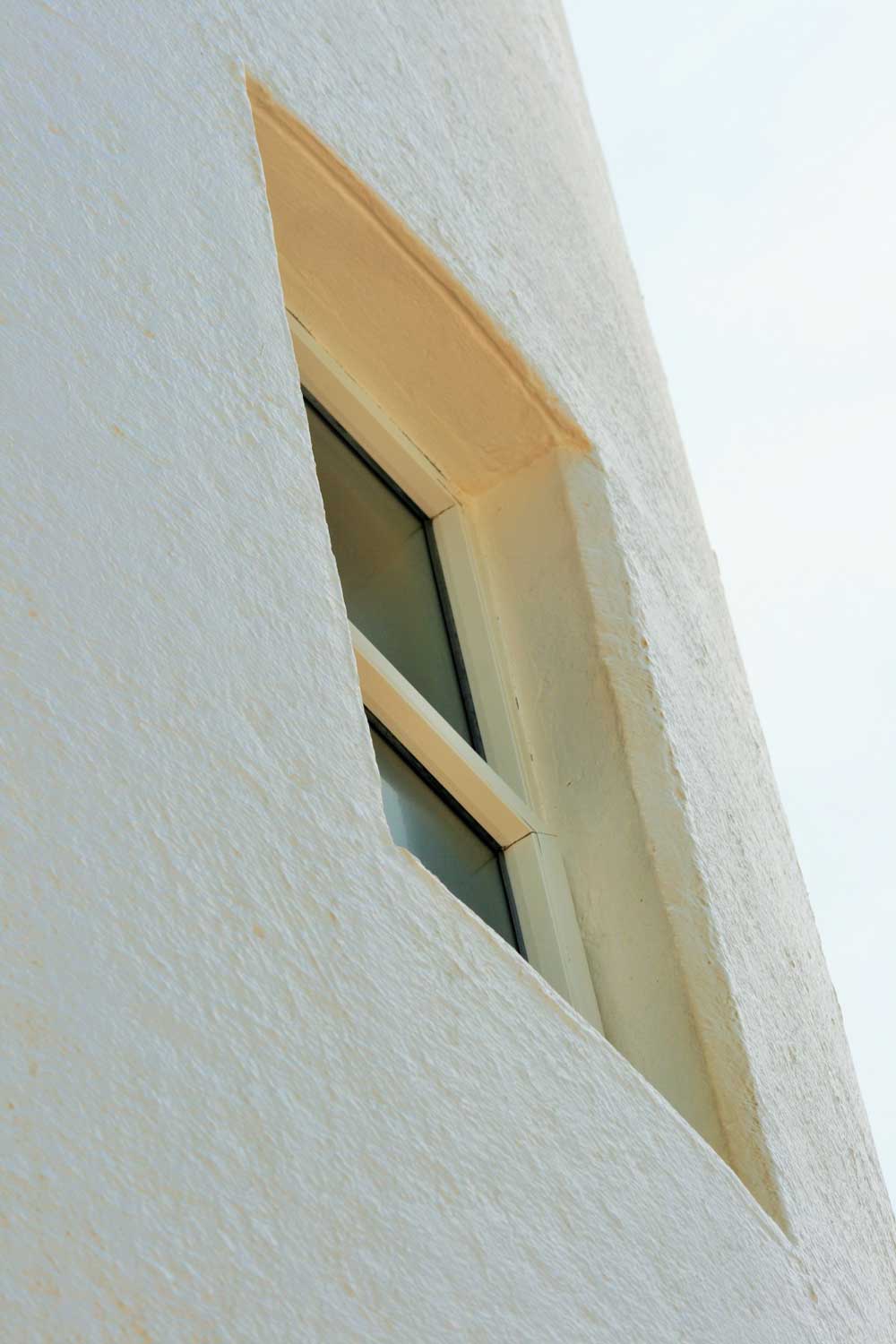 Primer plano, vista en ángulo de una ventana en un edificio blanco.